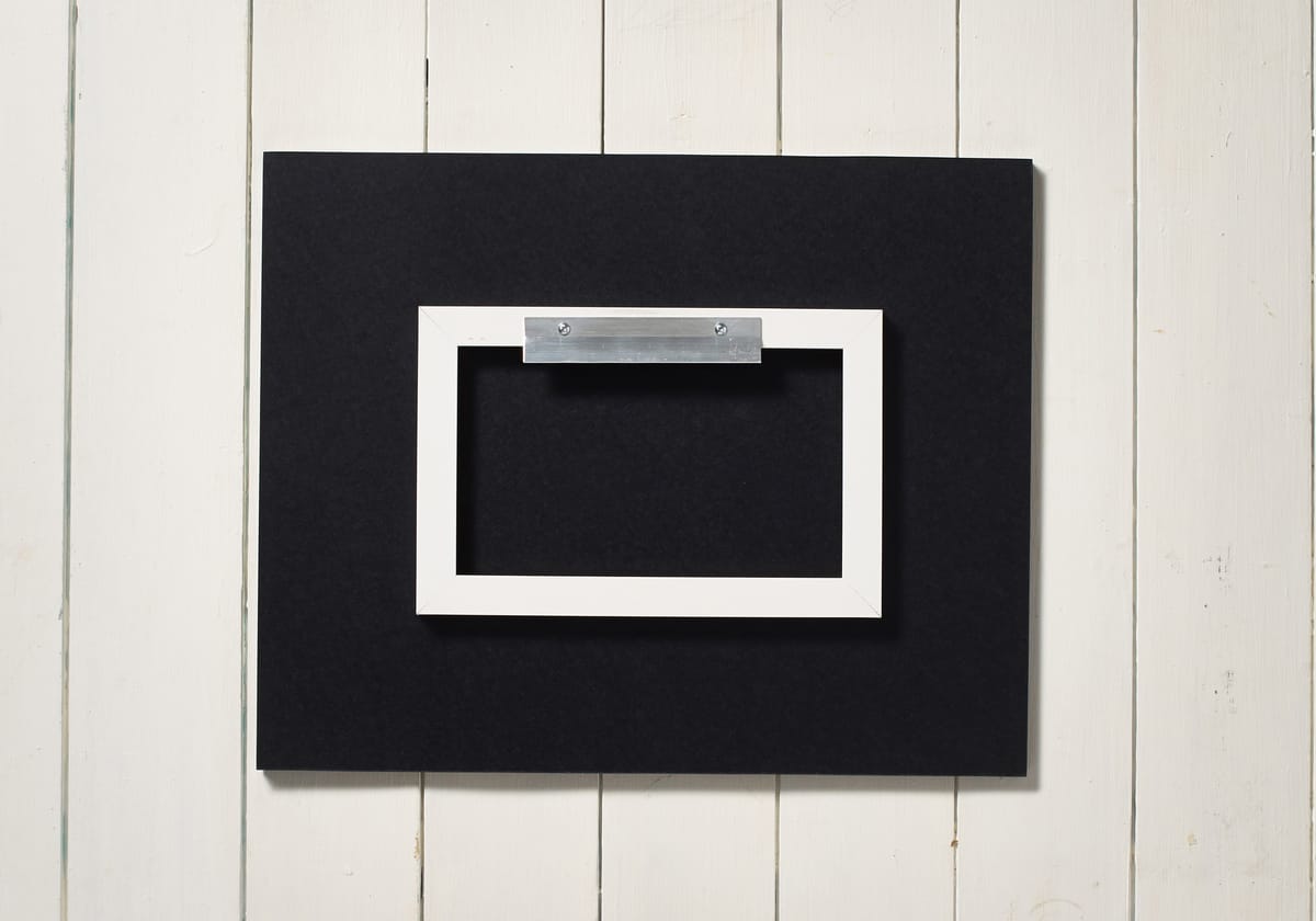 Système d'accroche invisible au dos d'un tableau acrylique